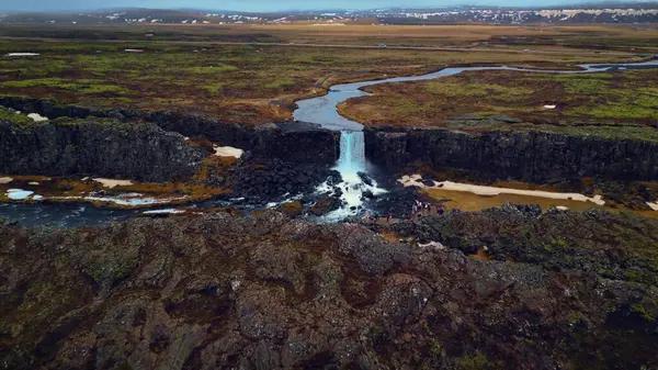 从空中俯瞰冰原上的草炭瀑布 壮观的巨大瀑布从悬崖上滑落下来 冰岛的风景 河流从山上流淌而下 慢动作 — 图库照片