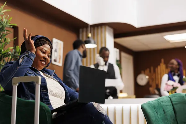 Feliz Sorrindo Mulher Afro Americana Viajante Sentado Lobby Hotel Tendo — Fotografia de Stock