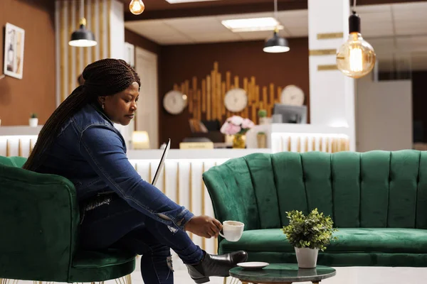 Femme Afro Américaine Est Assise Dans Hall Hôtel Avec Ordinateur — Photo