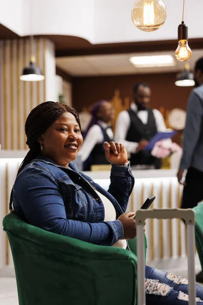 Feliz Mujer Afroamericana Sonriente Que Llega Complejo Sentado Vestíbulo Del — Foto de Stock