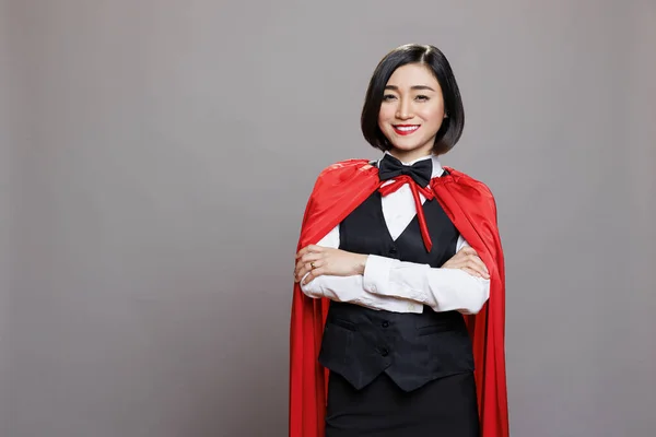 Leende Säker Asiatisk Servitris Röd Superkvinna Mantel Stående Med Armarna — Stockfoto