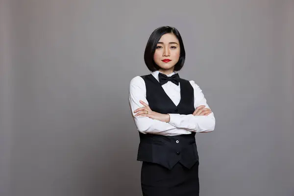 Professionell Asiatisk Kvinna Servitris Stående Med Armarna Korsade Porträtt Allvarlig — Stockfoto