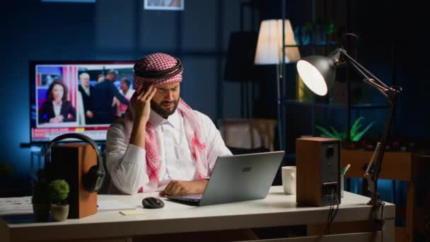 Bilgisayarında Çalışırken Migren Ağrısı Çeken Müslüman Girişimci Kişisel Dairede Çalışan — Stok video