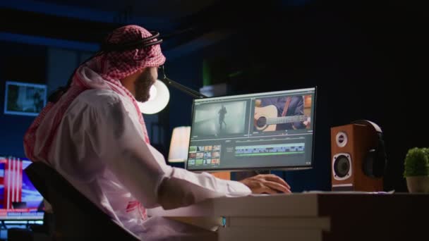 Coleccionista Árabe Freelancer Que Usa Auriculares Mientras Edita Proyectos Cose — Vídeos de Stock