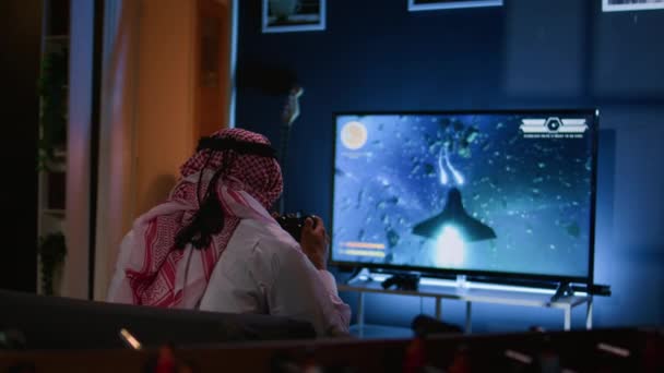 Muçulmano Gamer Joga Intenso Clássico Arcade Espaço Atirador Videogame Tiro — Vídeo de Stock