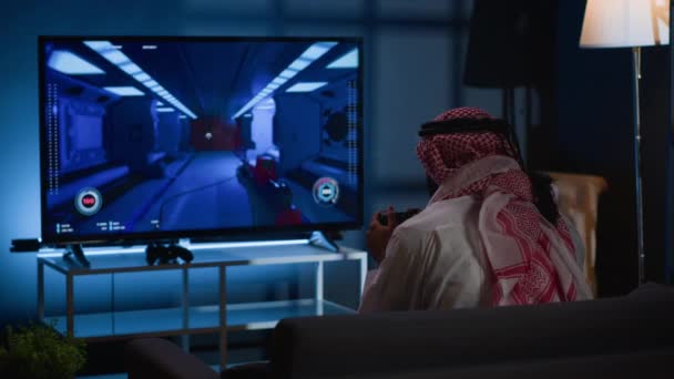 Arabische Man Die Videospelletjes Speelt Ontspant Een Lange Werkdag Concurrerende — Stockvideo