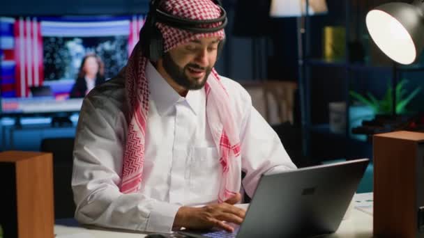 Trabalhador Árabe Com Fones Ouvido Sem Fio Entusiasta Sobre Trabalho — Vídeo de Stock