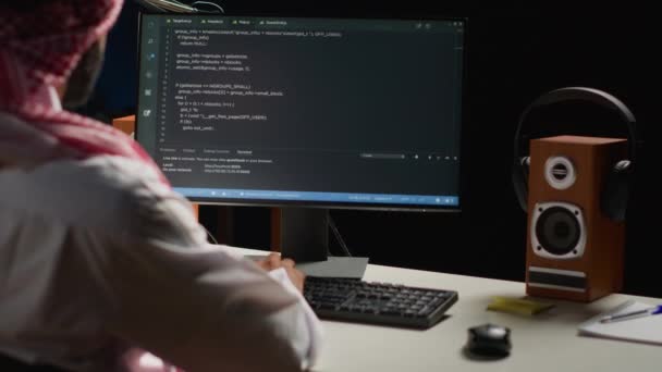 Zertifizierter Arabischer Ingenieur Der Büro Code Auf Dem Computerbildschirm Schreibt — Stockvideo