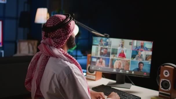 リモート中東のプロがQを保持し ビデオ会議を介してウェビナー参加者とのセッション イスラム教徒のインターネットビデオ通話ホスト 研修生とのオンラインディスカッションに従事 — ストック動画