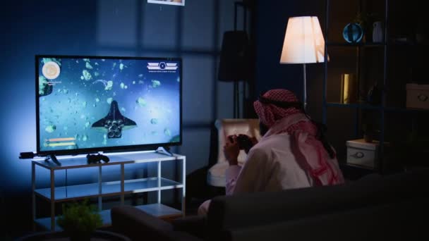 Medio Oriente Jugador Juega Intenso Juego Clásico Arcade Shooter Espacial — Vídeos de Stock