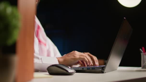 Κοντινό Πλάνο Του Σκληρά Εργαζόμενου Επιχειρηματία Χρησιμοποιώντας Πληκτρολόγιο Laptop Και — Αρχείο Βίντεο
