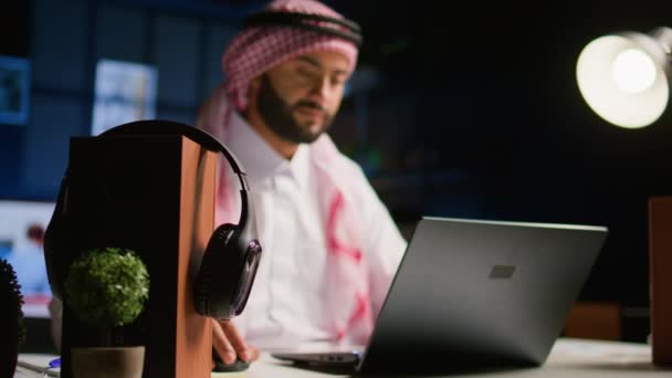 Arabische Telewerker Werkt Afstand Slecht Verlicht Appartement Verstuurt Mails Laptop — Stockvideo