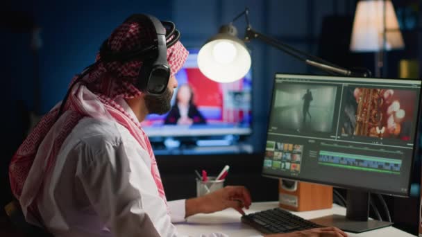 Fotógrafo Musulmán Que Usa Auriculares Mientras Edita Proyecto Crea Montaje — Vídeos de Stock