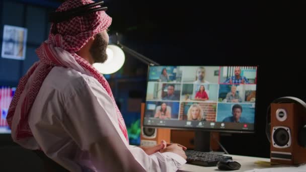 Удаленный Арабский Профессиональный Холдинг Сессия Участниками Вебинара Через Видео Конференцию — стоковое видео