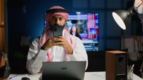 Porträt Eines Lächelnden Arabischen Freiberuflers Hause Der Auf Seinem Smartphone — Stockvideo