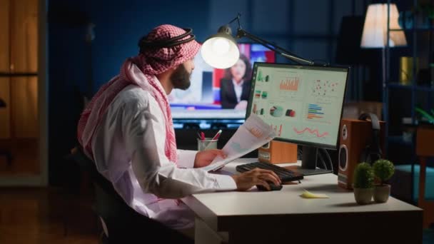 Arabischer Telearbeiter Überprüft Statistische Analysedaten Während Aus Der Ferne Büro — Stockvideo