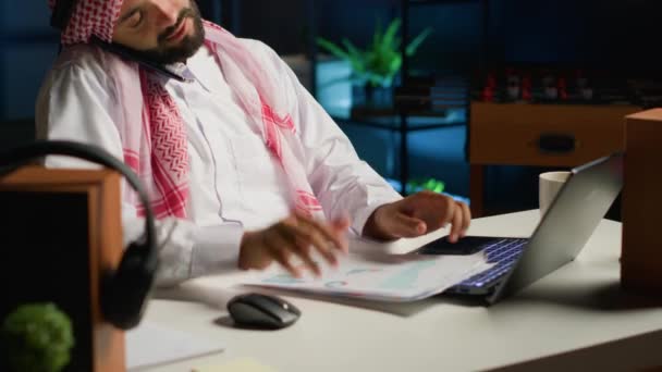 Άραβας Υπάλληλος Έχει Συζήτηση Συνάδελφο Στο Τηλέφωνο Ενώ Εργάζονται Αποστάσεως — Αρχείο Βίντεο