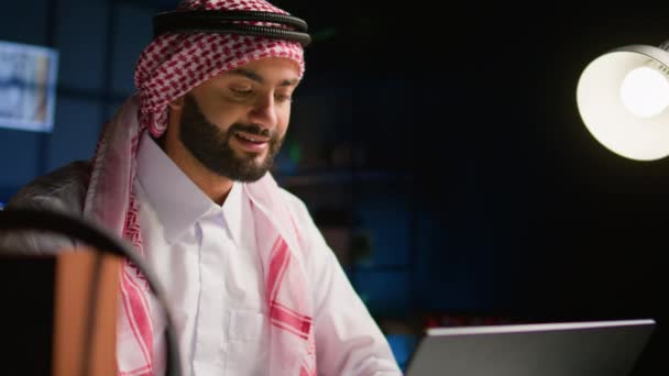 Télétravailleur Musulman Travaillant Distance Dans Appartement Faiblement Éclairé Composant Des — Video