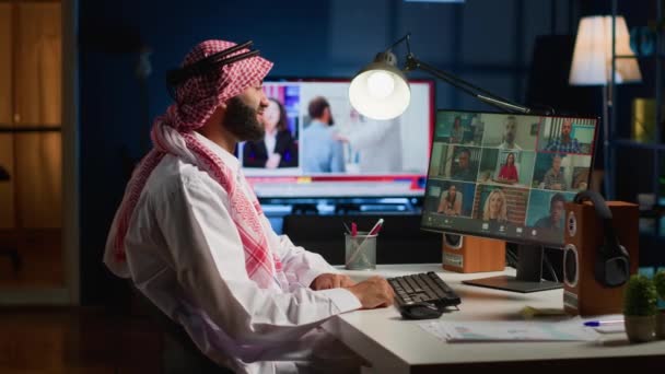 Moslim Teamleider Houdt Online Videoconferentie Vergadering Met Afstand Werkende Subalternen — Stockvideo