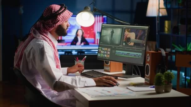 Арабский Оператор Домашнем Офисе Редактирует Проект Используя Методы Кинопроизводства Работая — стоковое видео