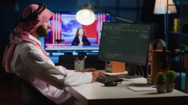 Java programlama dillerini kullanarak bilgisayar ekranında kod yazan nitelikli Arap programcı. Orta Doğulu Geliştirici evden çalışırken veritabanı hatalarını düzeltmeye çalışıyor