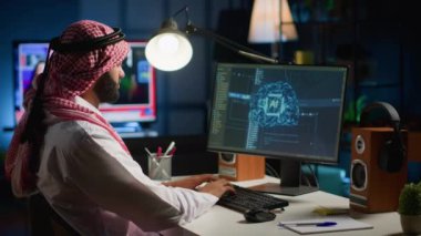 Merkez ofisteki adam klavyede yazı yazıyor, yapay zeka sinirsel ağlarını güncelliyor, karmaşık ikili kod senaryoları yazıyor. Kişisel ofiste serbest çalışan Müslüman yüksek teknolojili yapay zeka geliştiriyor.