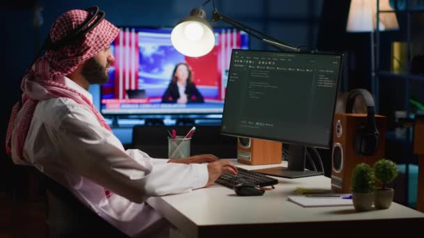 Képzett Arab Programozó Kódot Számítógép Képernyőjén Miközben Irodában Java Programozási — Stock videók