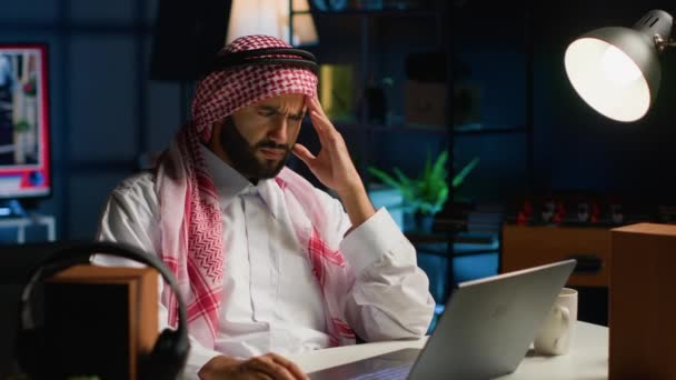 Hombre Negocios Árabe Cansado Que Sufre Migraña Trabajando Desde Oficina — Vídeos de Stock