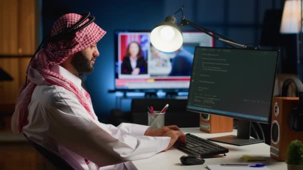 Ліцензований Мусульманський Інженер Пише Код Екрані Комп Ютера Перебуваючи Офісі — стокове відео