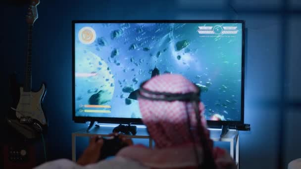 Jugador Oriente Medio Juega Clásico Videojuego Acción Arcade Volando Través — Vídeo de stock