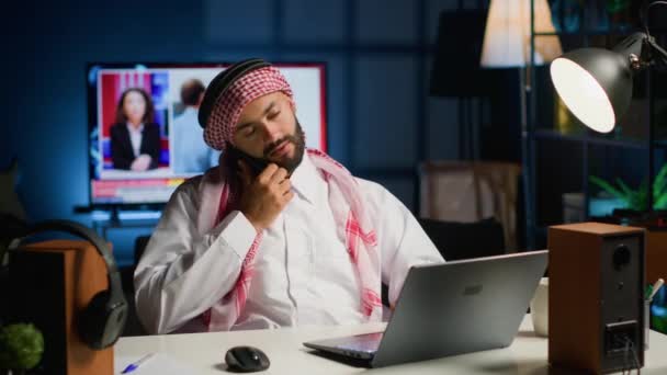 Arab Munkás Veszi Fel Telefont Miközben Távolról Dolgozik Kényelmes Otthoni — Stock videók
