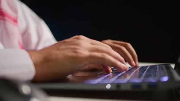 Közelkép Egy Üzletemberről Aki Laptopot Használ Hogy Maileket Küldjön Munkavállalók — Stock videók
