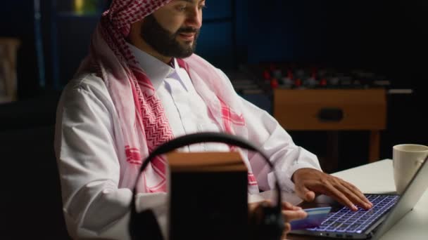 精打细算的阿拉伯人上网购物 用电脑查找技术产品去购买 中东人在安全网站上添加信用卡支付方法 即时下订单 — 图库视频影像