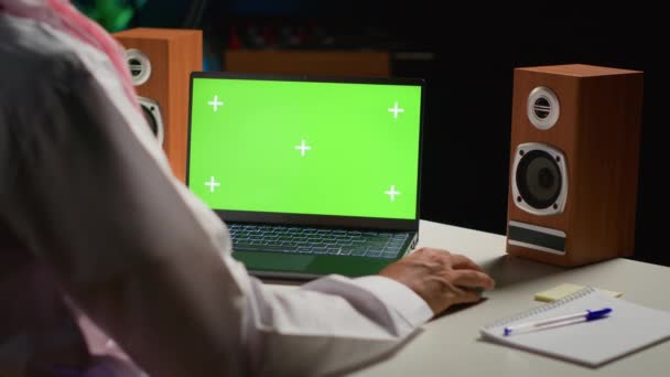 Muslimske Mand Rulle Grøn Skærm Laptop Mens Arbejder Hjemmefra Selvstændig – Stock-video