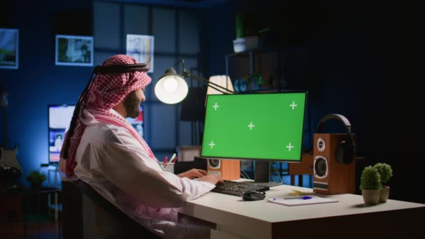 Arabisk Man Tittar Mockup Datorskärm När Arbetar Hemifrån Egenföretagare Skriva — Stockvideo
