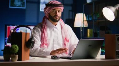 Oturma odasında kablosuz kulaklıklı gülümseyen bir Arap, dizüstü bilgisayarına mesajlar yazıyor. Mutlu Müslüman insan müzik dinliyor, keyfine bakıyor, arkadaşlarıyla sohbet ediyor.