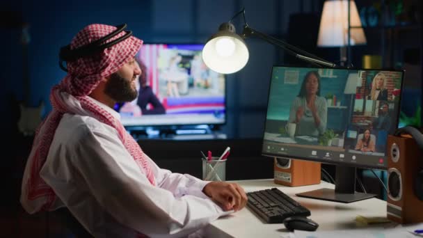 Arabische Werknemer Houdt Online Videoconferentie Vergadering Met Afstand Werkende Collega — Stockvideo