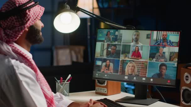 Arabisk Man Uppmärksamma Webinar Internet Telekonferens Mellanösternstudent Online Videokall Med — Stockvideo