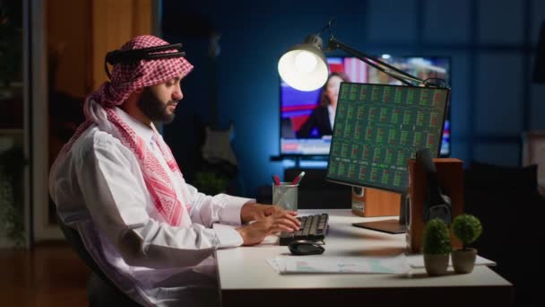 Професійний Арабський Брокер Інвестор Перевіряє Оцінку Фондової Біржі Аналізуючи Інвестиційний — стокове відео