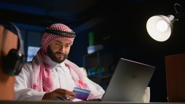 Hombre Árabe Feliz Haciendo Compras Por Internet Computadora Gastando Dinero — Vídeos de Stock