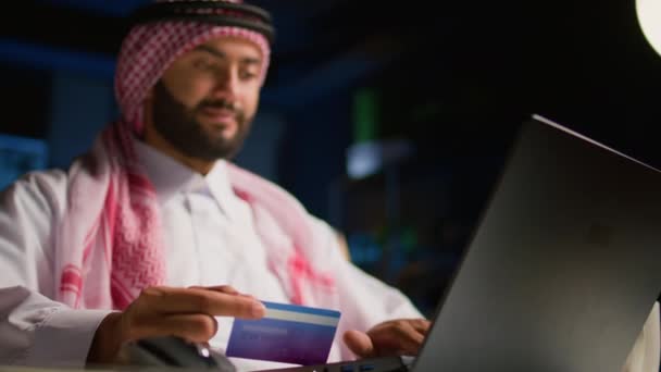 Hombre Árabe Alegre Haciendo Compras Por Internet Escribiendo Información Tarjetas — Vídeos de Stock