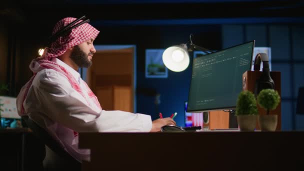 Glimlachende Moslim Ingenieur Die Script Code Schrijft Het Computerscherm Met — Stockvideo