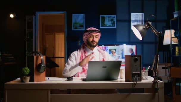 Arabiska Arbetssökande Intervjuas Distans Arbetare Hemma Mellanösterns Man Att Sina — Stockvideo