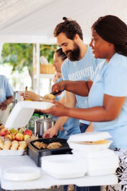 Yoksullara ve evsizlere yemek dağıtan, sağlıklı beslenmeyi teşvik eden ve beslenmeyi sağlayan bir hayır kurumu. Açlık yardımı ekibi fakirlere cömertçe yemek veriyor ve daha az şanslı..