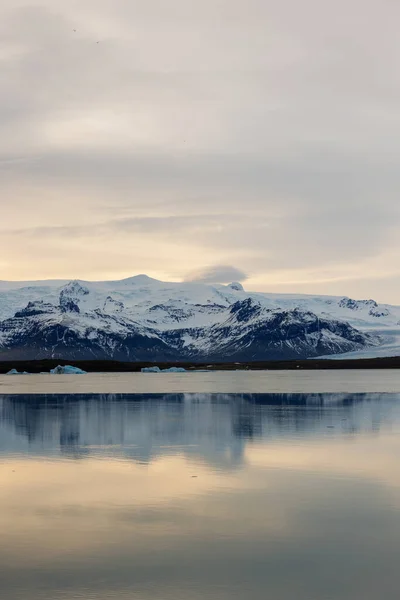 Islandská Zamrzlá Oblast Rybníkem Skandinávského Stylu Horami Pokrytými Sněhem Polární — Stock fotografie