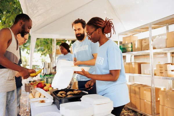 Multicultural Team Non Profit Center Distributing Essentials Giving Free Food — Stock Photo, Image