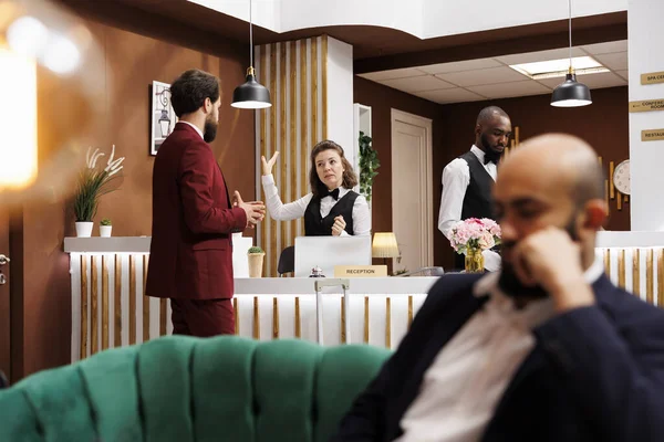 Affärsman Chattar Med Receptionen Personal Receptionen Lobbyn Frågar Hotellrum Tjänster — Stockfoto