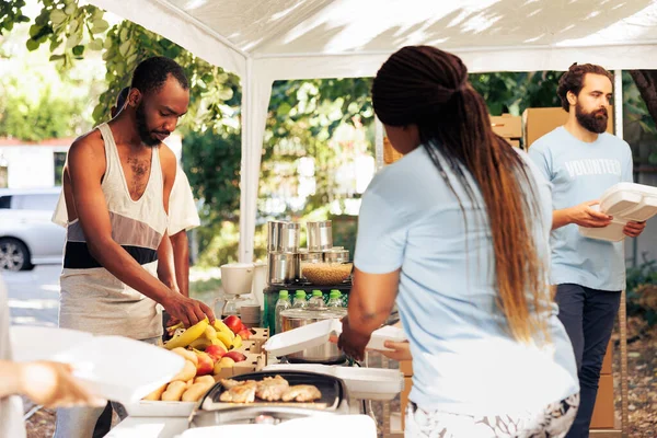 Multicultural Volunteers Teaming Serve Hot Meals Food Drive Embodying Spirit — Stock Photo, Image