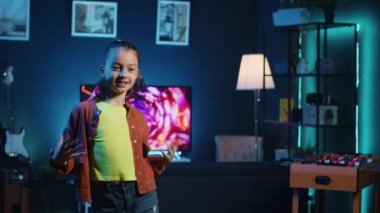 Popüler hit şarkıları dinlerken viral dans sosyal medya içeriği yapan heyecanlı bir genç. Neşeli çocuk internetteki izleyicileri için son viral müzik videosu kaydediyor.