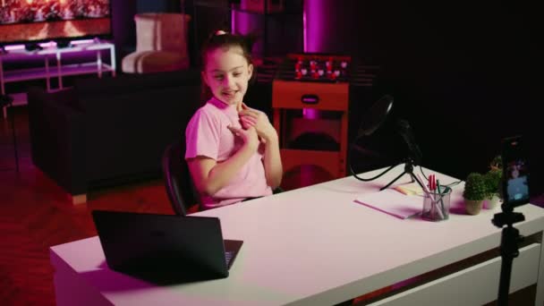 Στιγμιότυπο Του Παιδιού Της Τζεν Τραβάει Βίντεο Για Την Πλατφόρμα — Αρχείο Βίντεο